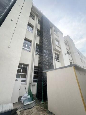 福岡市南区某学校　資材搬出用足場