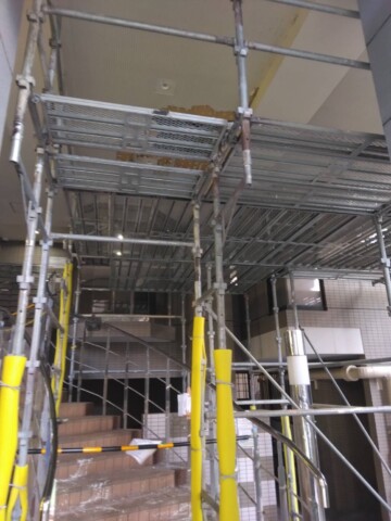 福岡市南区某マンションエントランス　天井緊急修繕工事用足場