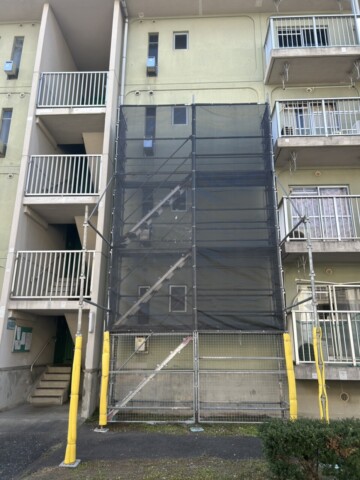 福岡市博多区某団地　緊急修繕工事用足場