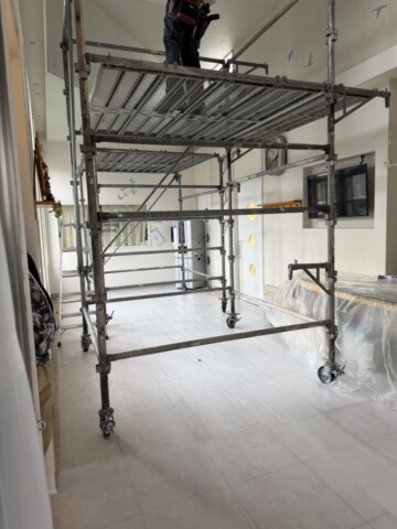 福岡県粕屋郡某施設　内部ローリング足場