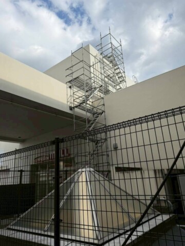 福岡県北九州市小倉南区某施設　昇降用足場