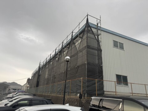 福岡県粕屋郡新宮町某運送会社　外壁修繕工事用足場