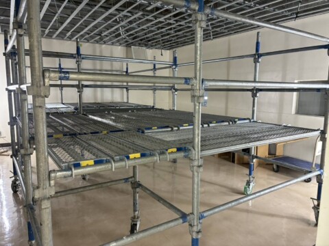 福岡県福岡市中央区某施設　天井工事用ローリング足場