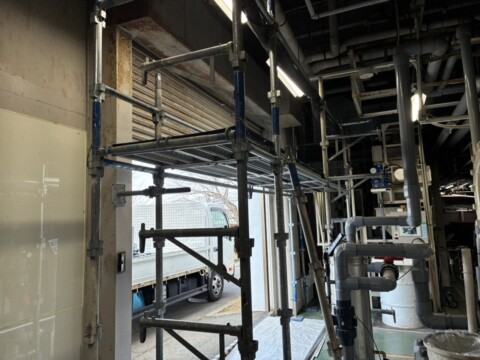 福岡県行橋市某工場　シャッター取替工事用足場
