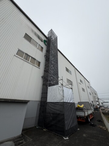 福岡県福岡市某倉庫　屋根修繕工事用昇降足場
