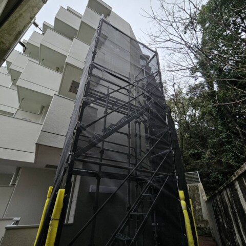 福岡県福岡市東区某マンション　部分修繕工事用足場