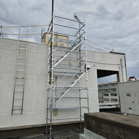 福岡県福岡市博多区某施設　塔屋防水工事用昇降足場