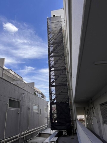 福岡県大野城市某マンション　屋上防水工事用昇降足場