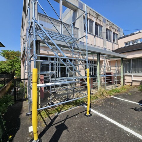 福岡県福岡市南区某公民館 庇ガラス撤去工事用足場