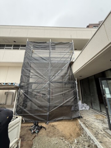福岡県福岡市博多区某公民館　改修工事用部分昇降足場