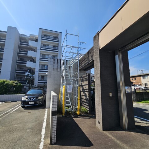 福岡県大宰府市某マンション　防水工事用昇降足場