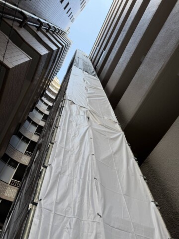 福岡県福岡市中央区某マンション　鉄骨階段補修工事用足場