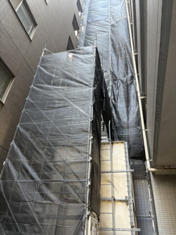 福岡県福岡市城南区某マンション　階段部分部分修繕工事用足場