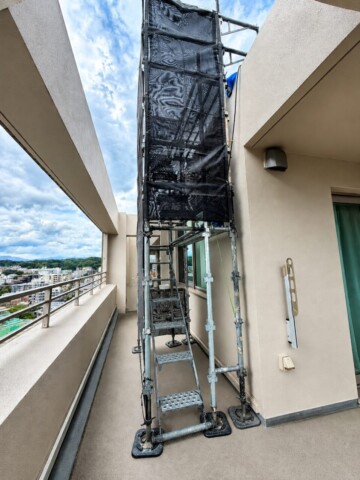 福岡県福岡市中央区某マンション　屋上工事用昇降足場