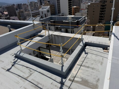 福岡県福岡市早良区某マンション　屋上防水工事用落下防止対策