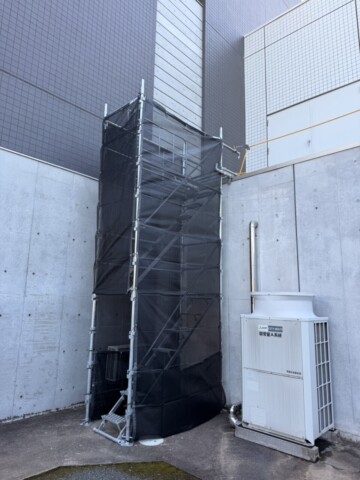 福岡県福岡市南区某葬祭場　屋上防水工事用昇降足場
